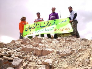صعود کارکنان شرکت برق منطقه‌ای یزد به قله‌ی برفخانه طزرجان