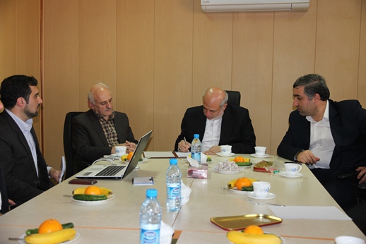 وزیر نیرو از مرکز توسعه فناوری انرژی خورشیدی یزد بازدید کرد