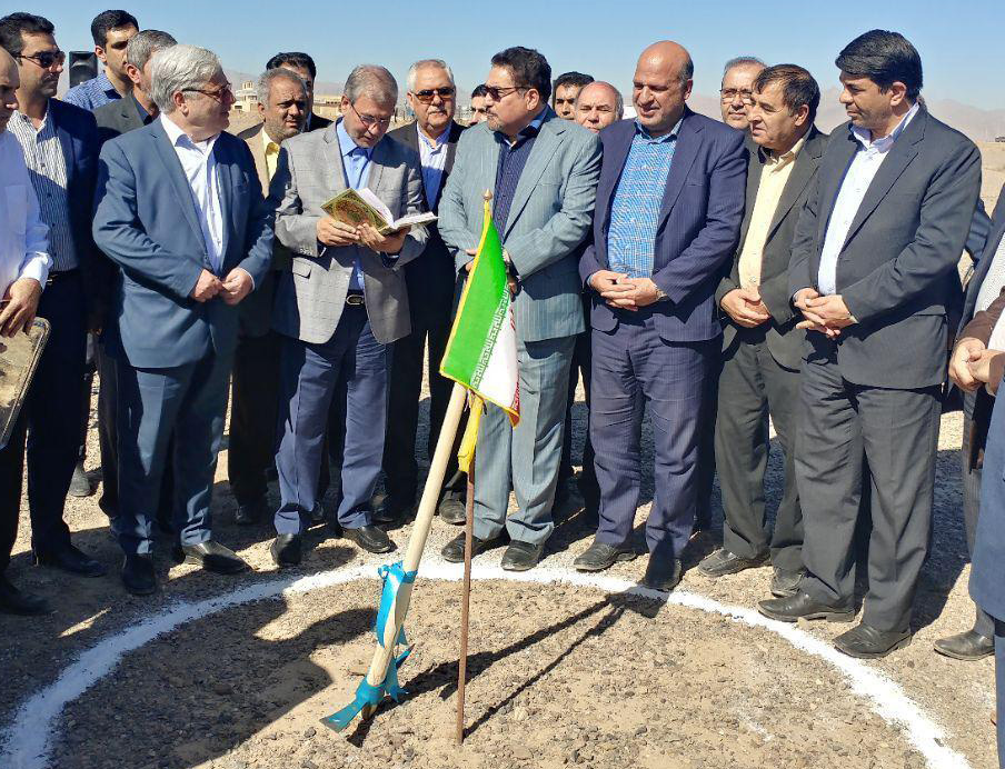 آغاز عملیات احداث نیروگاه خورشیدی ۱۰ مگاواتی با حضور وزیر کار در یزد