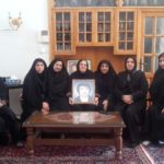 دیدار مشاوران امور زنان شرکت‌های آب و برق استان با خانواده شهید زنبق
