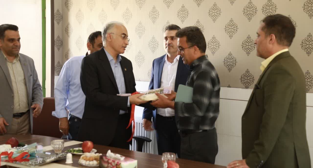 تجلیل از مقام معلم توسط معاون طرح وتوسعه و مدیر روابط عمومی شرکت برق منطقه‌ای یزد